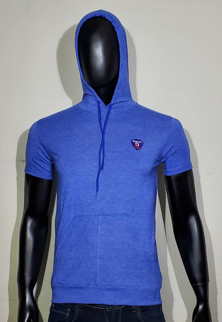 POLO DE CABALLERO MANGA CORTA CON CAPUCHA Y CANGURO BORDADO ESCUDO